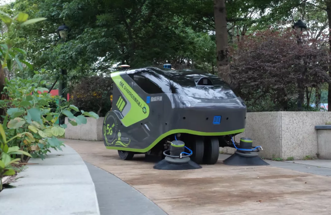 YABO鸭脖环境5G环卫机器人亮相2021中国创新创业成果交易会